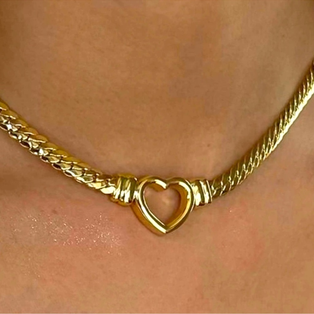 Gorgeous Gold Necklace With Heart
